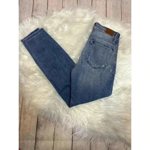 Judy Blue Distressed Lightwash Relaxed Fit Skinny Jeans Size 3/26 - Picture 1 of 8